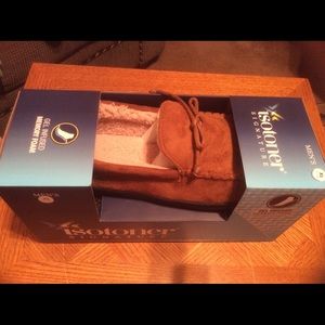 NIB Men’s Xlarge Isotoner slippers- BOX HAS SOME DAMAGE